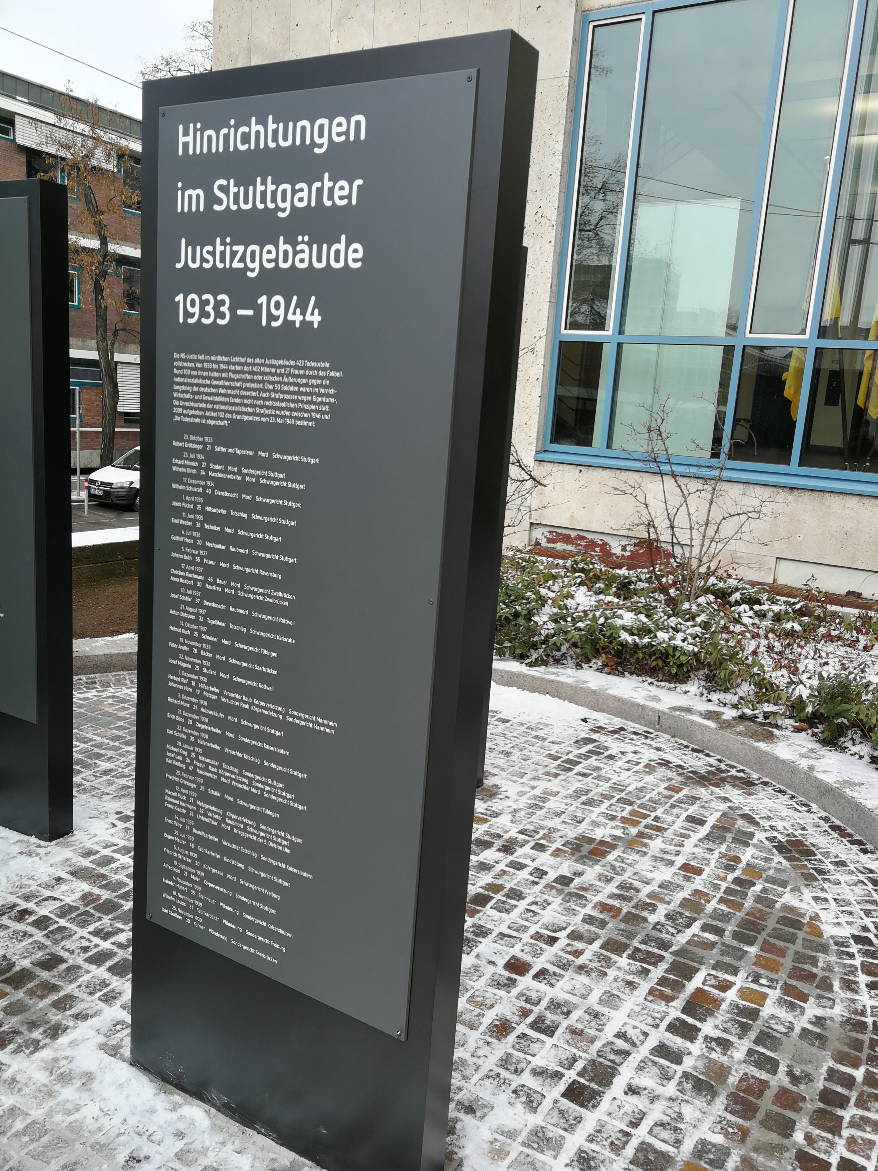 Foto einer Stele auf dem Vorplatz des LG Stuttgart zum Gedenken an die während der NS-Zeit hingerichteten