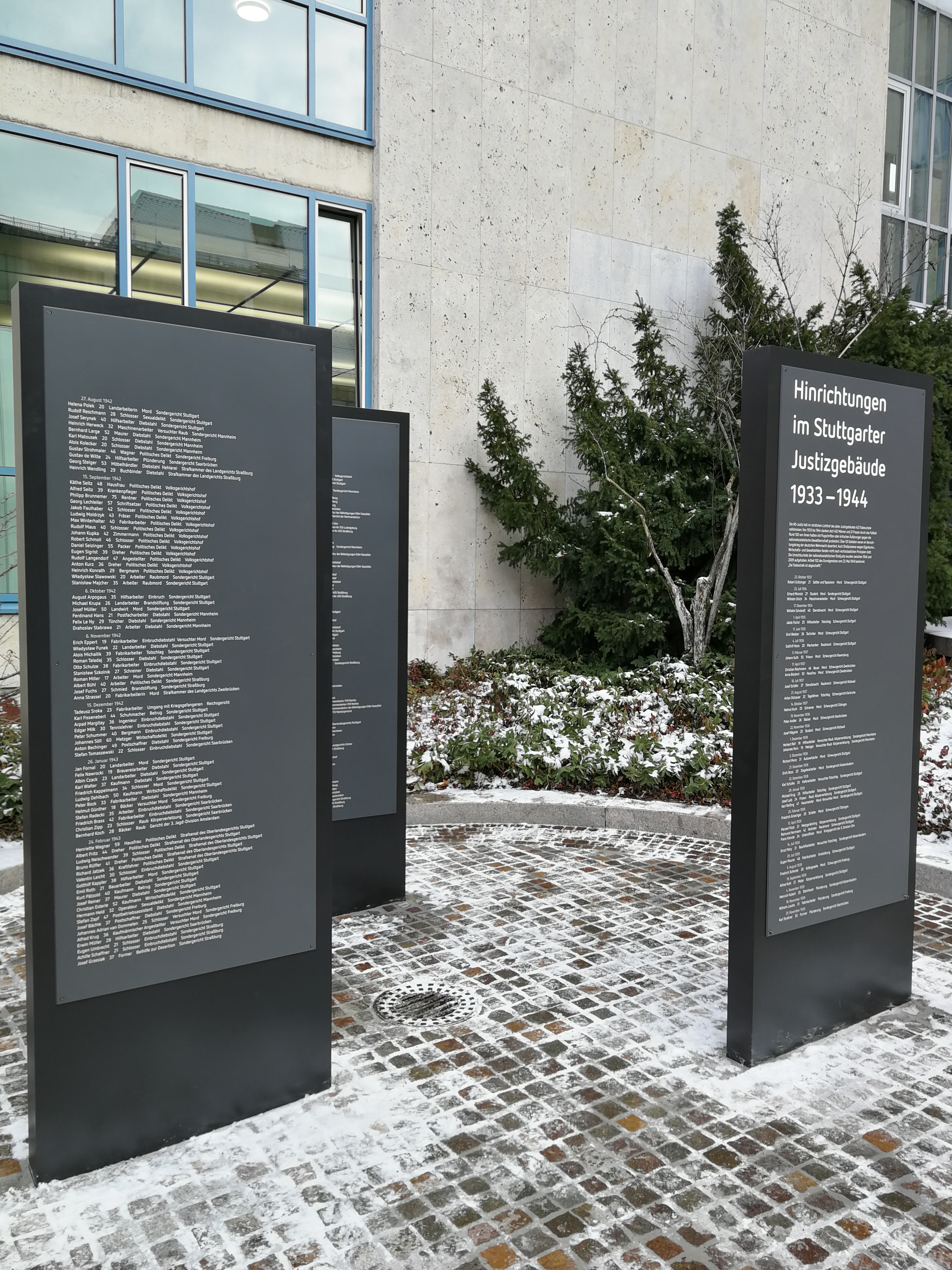 Foto der Stelen auf dem Vorplatz des LG Stuttgart zum Gedenken an die während der NS-Zeit hingerichteten