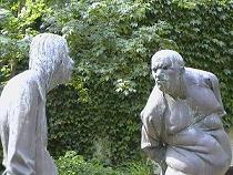 Foto der Bronzeskulptur zweier streitender Männer von Prof. Karl-Henning Seemann 